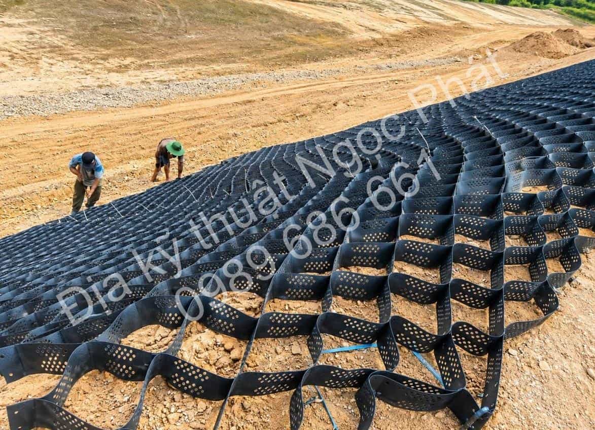 Ô địa kỹ thuật Geocell GC1044 hình thành từ các tấm nhựa HDPE chiều cao 100mm mối hàn 445mm