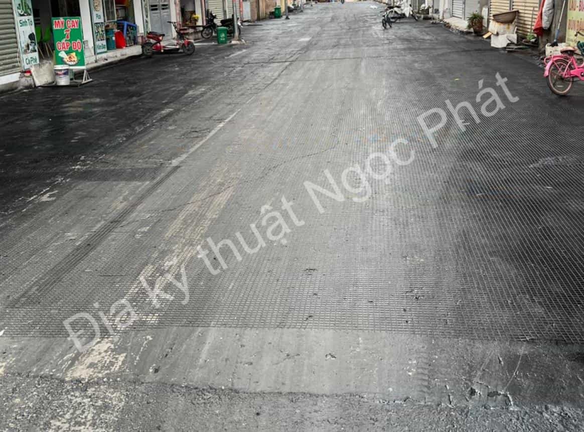 Thi công lưới địa cốt sợi thủy tinh 50kn/m làm lớp gia cường mặt đường bê tông nhựa