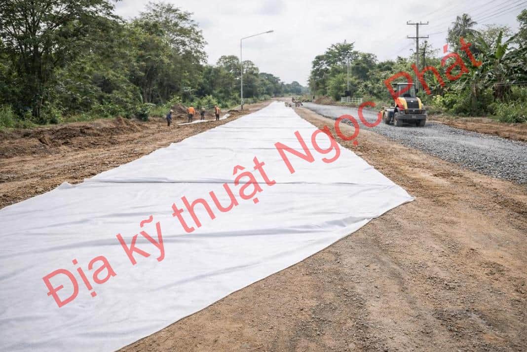 Vải địa kỹ thuật ART 20 ứng dụng gia cố phân cách nền đường